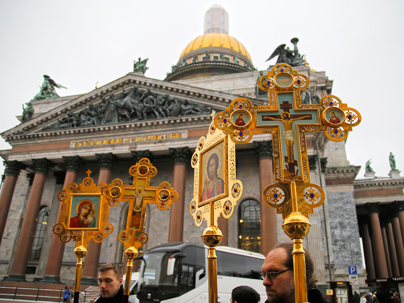 В Санкт-Петербурге прошел очередной крестный ход вокруг Исаакиевского собора