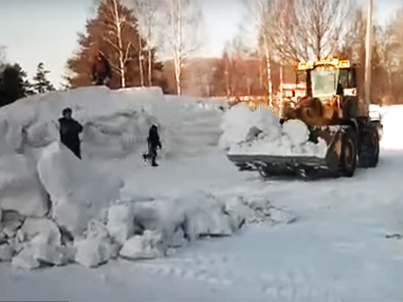 В городе Качканаре Свердловской области коммунальщики чуть не снесли ледяную горку вместе с катающимися на ней детьми, этим инцидентом заинтересовалась местная прокуратура