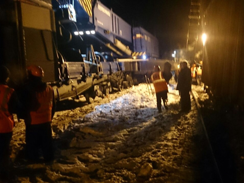 Семь вагонов с углем сошли с рельсов в Свердловской области, задержав пассажирский поезд на Москву