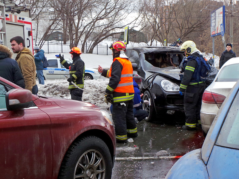 Смертельная авария произошла в 06:50 в районе дома 34 на Мосфильмовской улице: водитель внедорожника наехал на пешехода, после чего столкнулся с припаркованными автомобилями и пытался скрыться