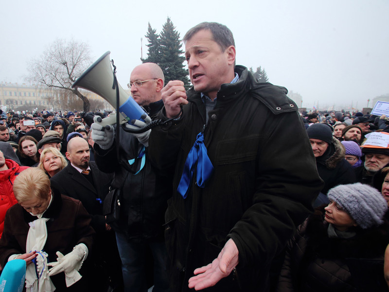 Алексей Ковалев (на фото - справа) на митинге противников передачи Исаакиевского собора РПЦ, 10 февраля 2017 года