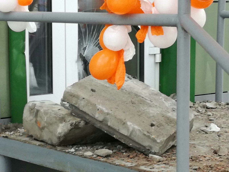 На Алтае женщину убило куском фасада на крыльце нового магазина