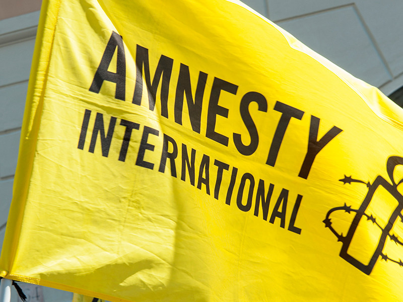 Amnesty International критикует Россию за пытки, Чечню, "пакет Яровой"