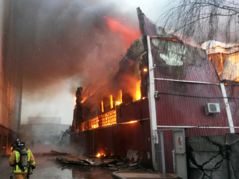 Пожар в двухэтажном здании по адресу Литовская улица, дом 10, возник во второй половине дня 26 января и достиг площади около тысячи квадратных метров