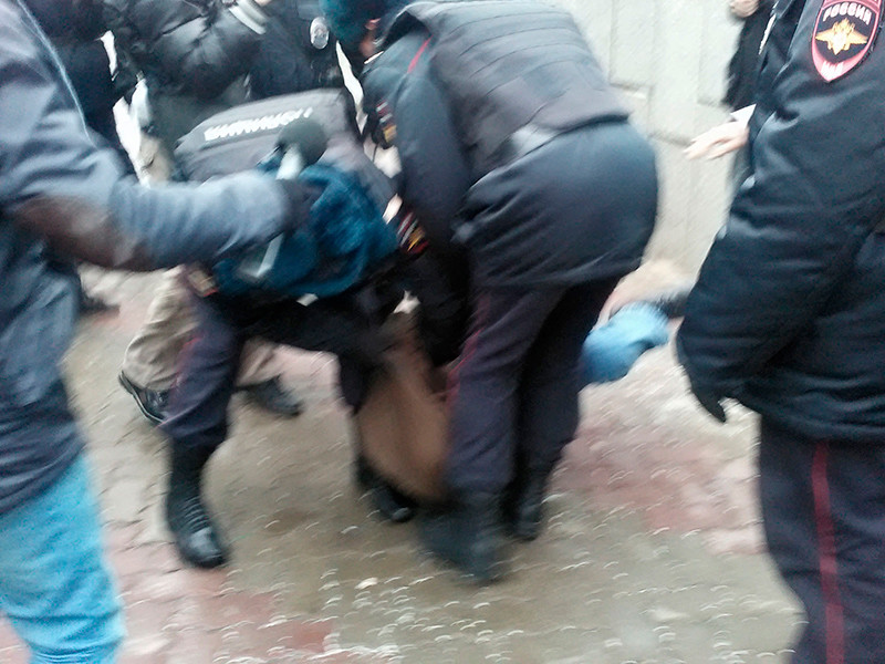В московском клубе "Драйв" сотрудники правоохранительных органов задержали 50 человек во время концерта нацбольских групп