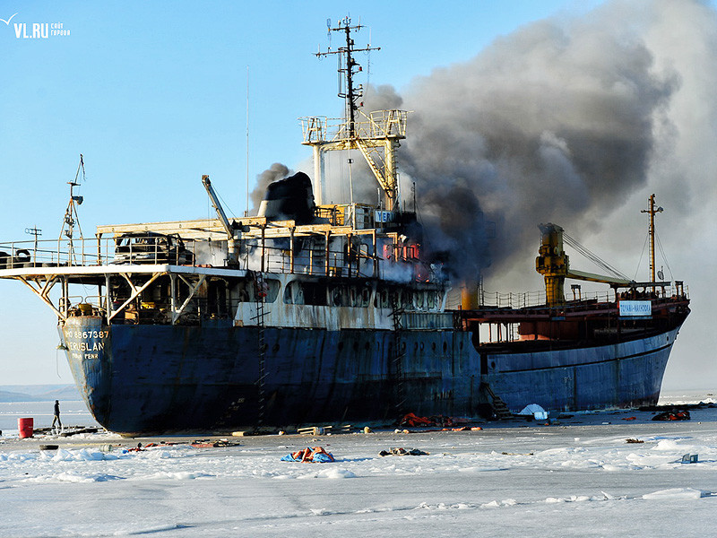 Недавно горевшее брошенное судно Yeruslan начало тонуть в Амурском заливе, сообщается на сайте Тихоокеанского морского управления Росприроднадзора