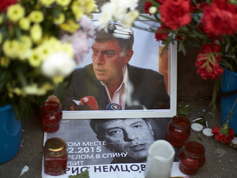 В Ночь на 27 февраля у мемориала Бориса Немцова на Большом Замоскворецком мосту были задержаны шесть человек, в настоящее время их отпустили из отделения полиции
