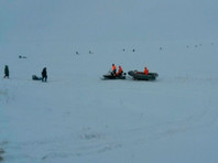 На Сахалине уносит в море два десятка рыбаков на льдине