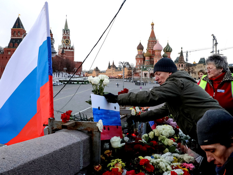В "Гормосте" объяснили вывоз мемориала Немцову: большие скопления цветов и лампад мешают безопасности