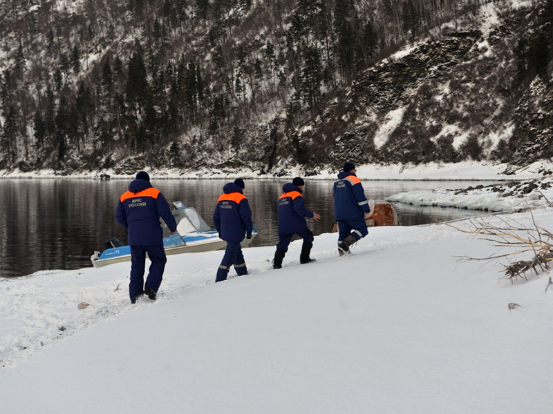 В Телецком озере в Республике Алтай обнаружен еще один обломок, предположительно принадлежащий потерпевшему крушение вертолету Robinson