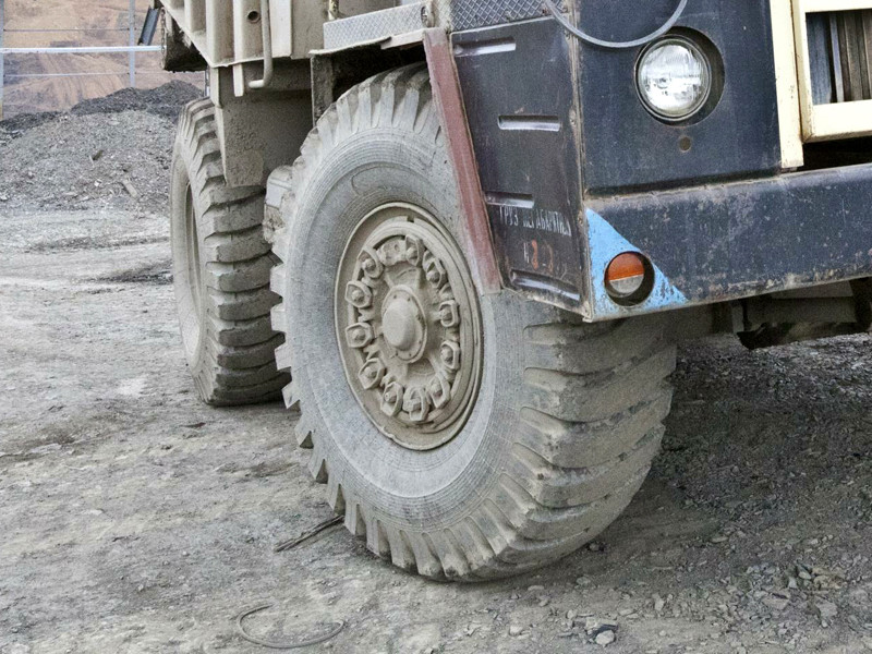 Лопнувшее колесо "БелАЗа" серьезно травмировало четырех горняков Кузбасса