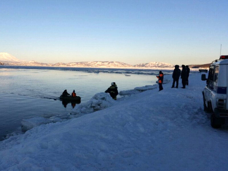 На Камчатке сотрудники МЧС в городе Вилючинске спасли школьника, которого на льдине уносило в сторону океана. Об этом сообщается на сайте ГУ МЧС по Камчатскому краю