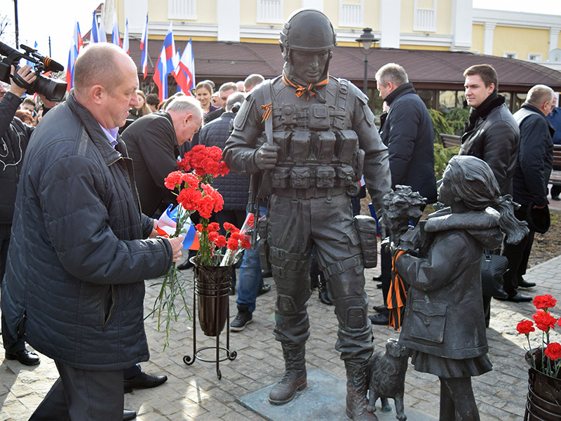 В Симферополе у памятника "Вежливым людям" состоялся митинг, посвященный отмечаемому 27 февраля Дню сил специальных операций Вооруженных сил РФ