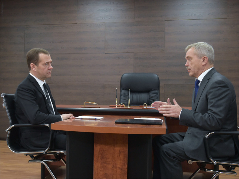 Премьер Дмитрий Медведев и губернатор Евгений Савченко