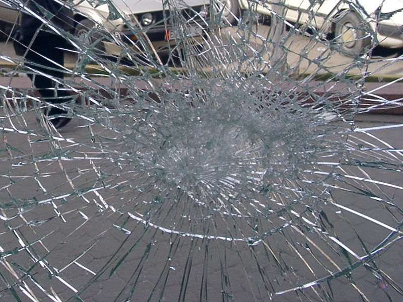 Разбили стекло на двери. Разбитое стекло в двери. Мяч разбивает стекло. Разбили стекло в двери. Разбитая стеклянная дверь.