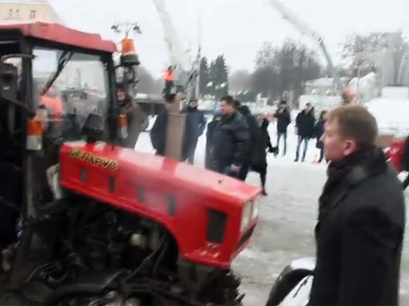 В Рязани на встречу депутата областной думы Александра Шерина с обманутыми дольщиками "замороженных" строек приехали снегоуборочные тракторы, чтобы разогнать митингующих