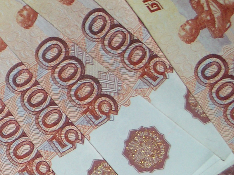 Двое кыштымских детей увлеклись рисованием на купюрах, а потом выкинули 60 тысяч рублей