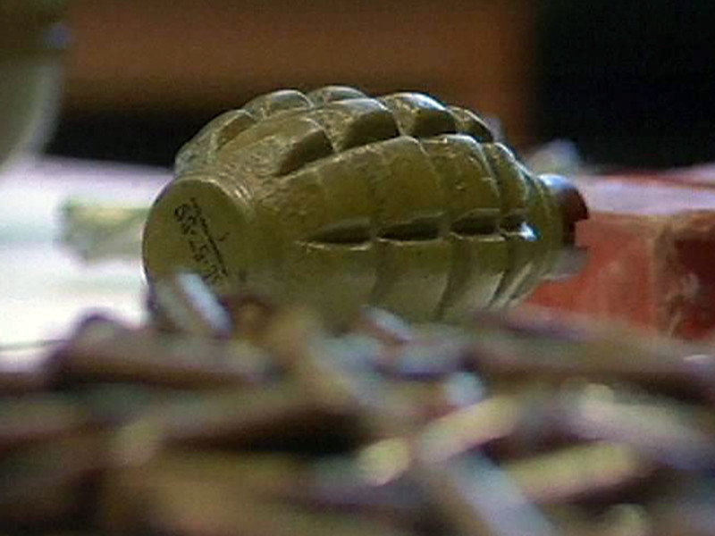 Подобное устройство еще называют "афганский колокольчик": гранату Ф-1 с выдернутой чекой вставляют в граненый стакан, при падении стакан разбивается и раздается взрыв