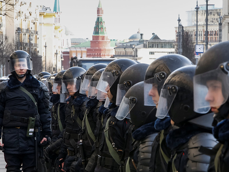 При разгоне массовой акции в Москве полицейский получил черепно-мозговую травму
