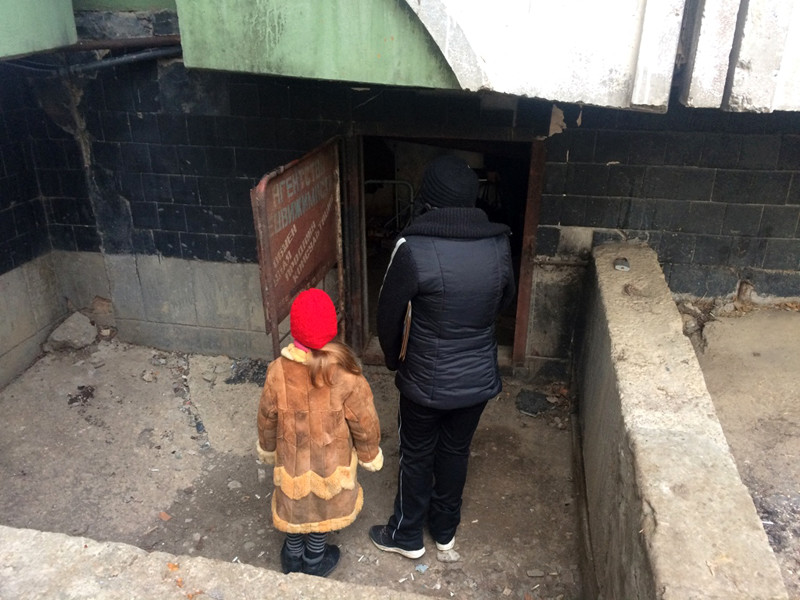 В подвале керченского дома семилетняя девочка месяц жила с матерью в компании бомжей