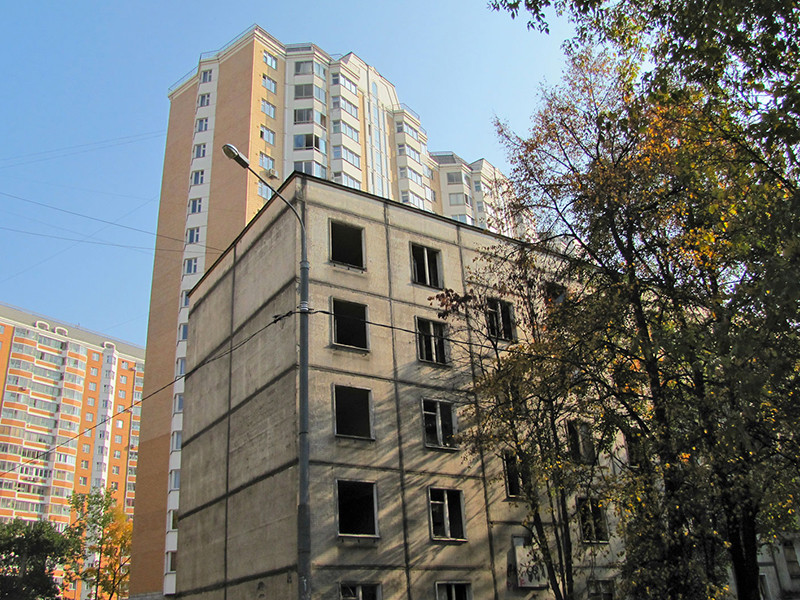 Власти Москвы уже к осени подготовят список территорий, которые войдут в пилотный проект программы сноса домов первого периода индустриального домостроения, так называемых "хрущевок"