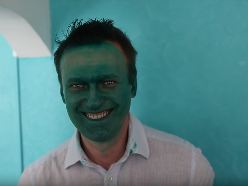 Навального облили зеленкой в Барнауле