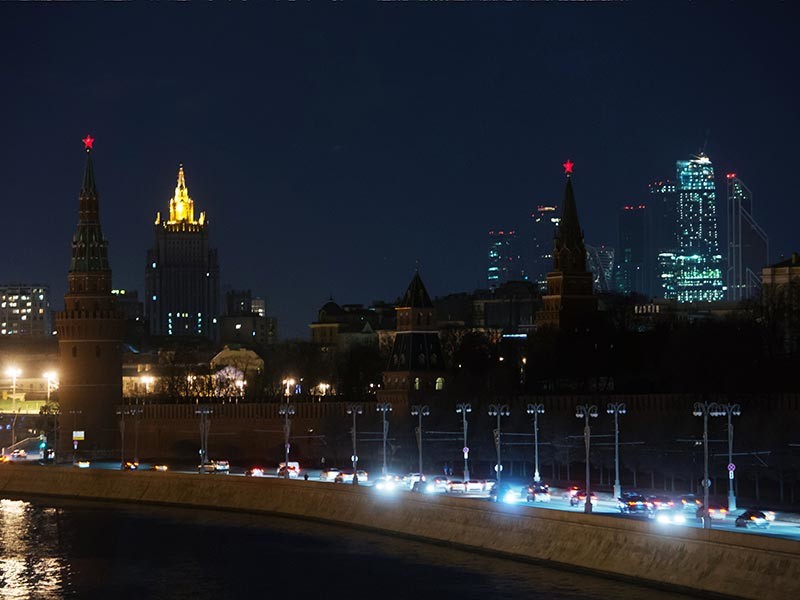 Московский Кремль и Красная площадь в субботу вечером потушили декоративное освещение, погрузившись во тьму в рамках международной экологической акции "Час Земли"

