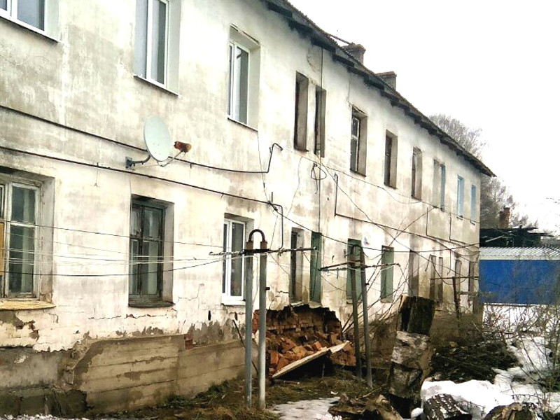 В городе Зубцове Тверской области произошло частичное обрушение стены кирпичного дома, в которого зарегистрированы 38 человек, а фактически проживают 23, в том числе девять детей