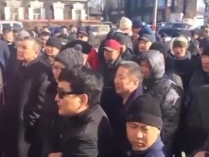 В столице Бурятии Улан-Удэ около 200 человек вышли на несанкционированную властями акцию протеста. Поводом для митинга стал инцидент на рынке (по другой версии, в торговом центре), где мигрант из Киргизии оскорбил пожилую местную жительницу

