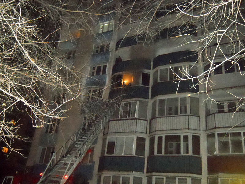 При пожаре в многоэтажном доме в Новосибирске погибли два человека