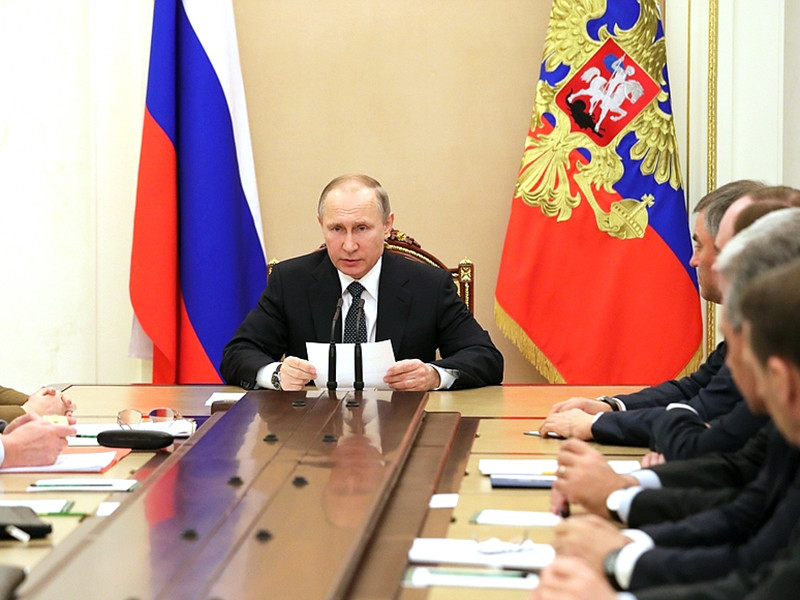 Президент РФ Владимир Путин провел совещание с членами Совета безопасности РФ, на котором обсуждались, в частности, действия Украины по блокаде Донбасса и принятие санкций против "дочек" российских банков