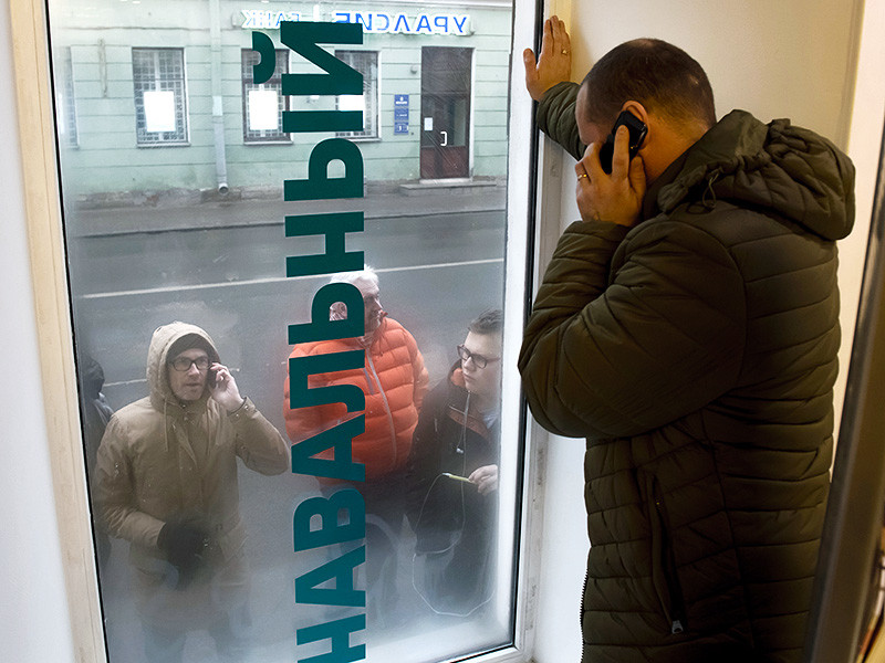 Двери дома в центре Нижнего Новгорода, где 5 марта открывается избирательный штаб оппозиционера Алексея Навального, были залиты монтажной пеной