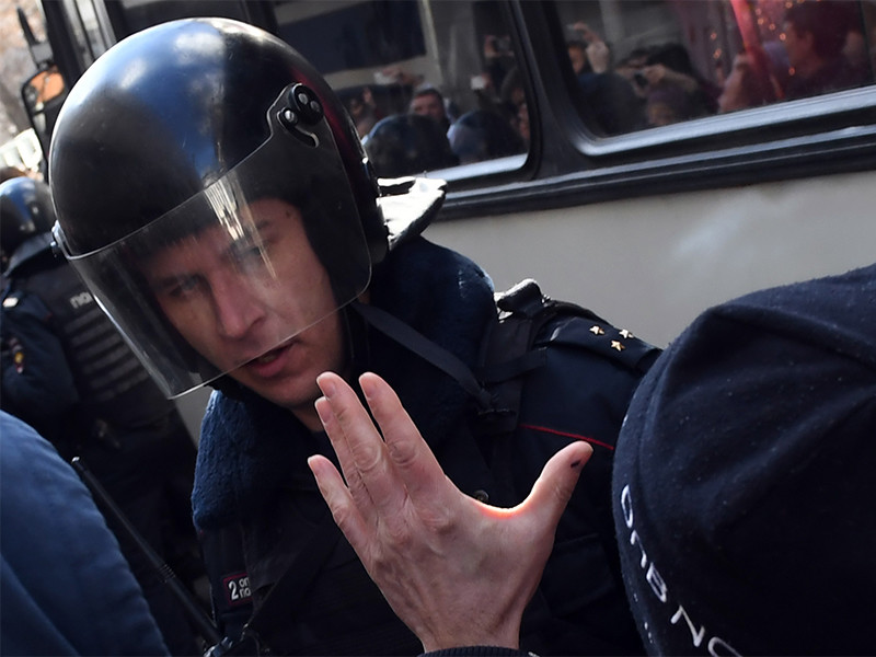 К задержанным на московском митинге против коррупции не пускают адвокатов
