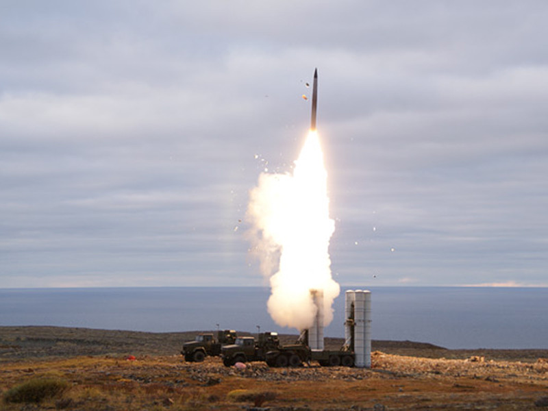 Во второй половине 2017 года в Крым на боевое дежурство будет поставлен второй полк зенитных ракетных систем С-400 "Триумф". Он разместится в западной части полуострова