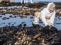 В Хабаровске ликвидируют последствия загадочного разлива нефтепродуктов в акватории Амура (ФОТО)