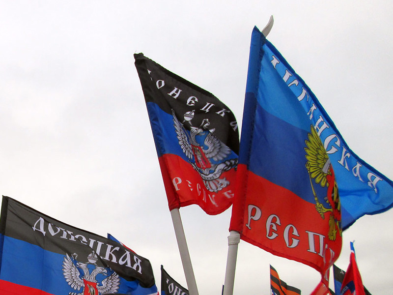 Признать независимость Донецкой и Луганской "народных республик" согласны четверть россиян. При этом почти столько же - 24% респондентов - полагают, что нужно принять ДНР и ЛНР в состав России

