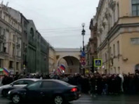 Часть протестующих двинулась на Дворцовую площадь. В Петербурге акция не согласована, и это грозит людям задержаниями