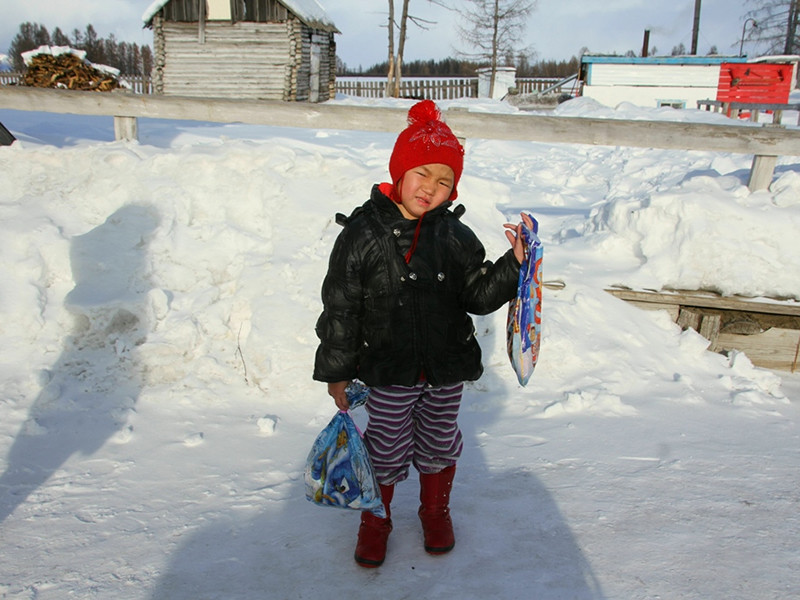 В Туве собираются представить к награде четырехлетнюю Саглану Салчак, которая прошла 8 км по тайге в 30-градусный мороз, чтобы вызвать помощь на чабанскую стоянку. А ее маме грозит уголовная ответственность за то, что она оставила дочь с родителями-пенсионерами