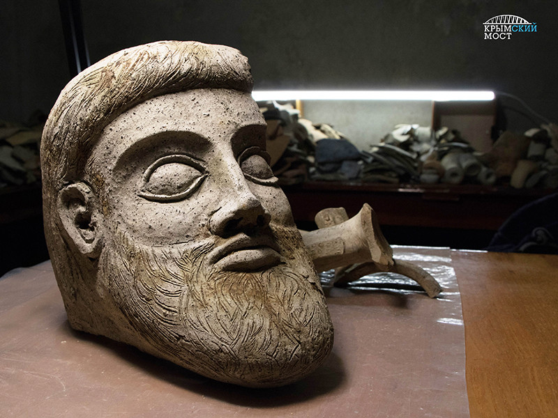 Во время подводных раскопок скопления древней керамики в Керченской бухте у мыса Ак-Бурун найдена терракотовая голова скульптуры