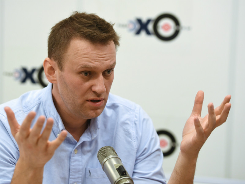 Оппозиционер Алексей Навальный заявил, что для победы на выборах мэра Москвы, которые запланированы на сентябрь 2018 года, "можно и нужно объединяться с коммунистами и со всеми остальными"