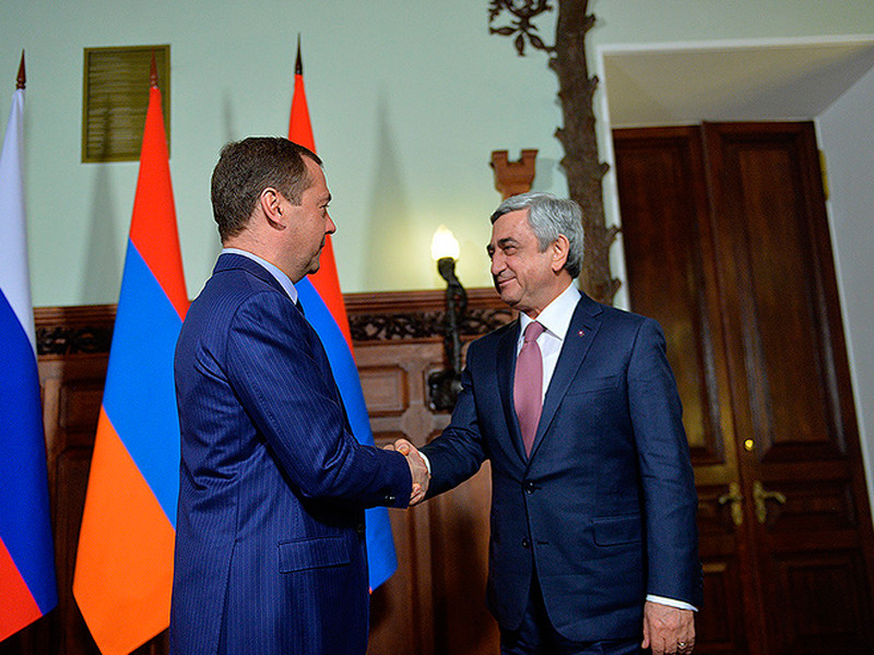 Больной гриппом Медведев принял президента Армении

