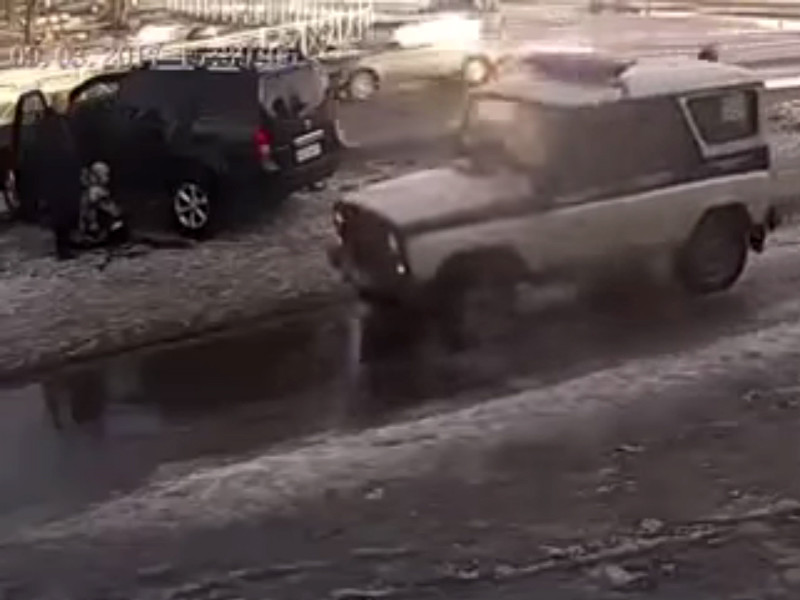 В Ленинградской области задержан водитель, бивший головой об капот ребенка после умышленного наезда