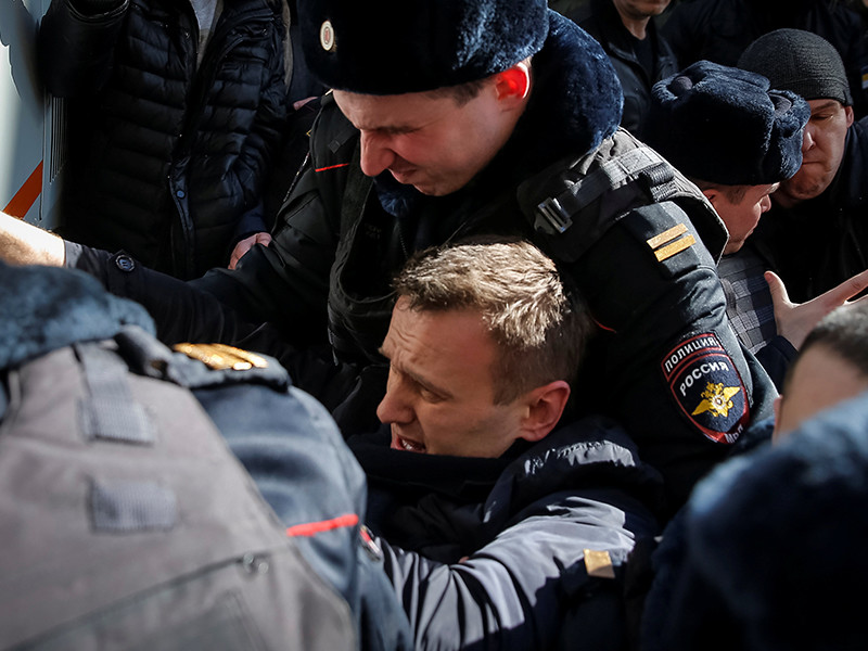 Навальный призывает не биться за него с полицией