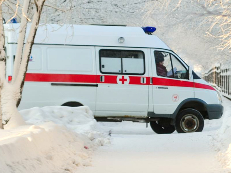 В Новосибирске 93-летнего ветерана на руках донесли до кареты скорой, застрявшей в снегу