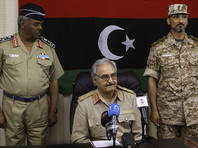 Правительству национального согласия Ливии, базирующемуся в Триполи, противостоит находящийся в Тобруке на востоке страны парламент, который поддерживается армией маршала Халифы Хафтара. Армия и парламент не признают правительство Сарраджа
