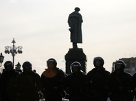 Тверской суд Москвы признал нахождение у памятника Пушкину "сопротивлением полиции" и арестовал 20-летнего участника акции на 12 суток