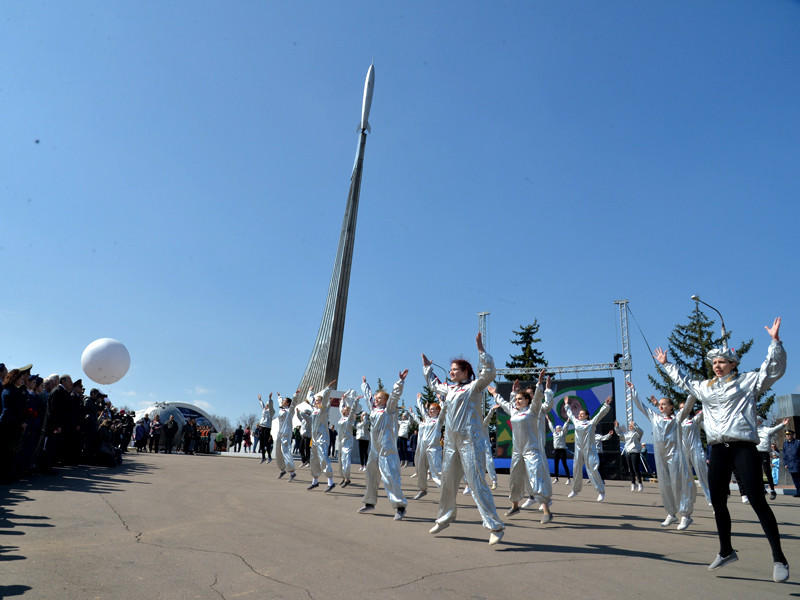 На Гагаринском поле в Энгельсском районе Саратовской области, где 12 апреля 1961 года приземлился первый космонавт Земли Юрий Гагарин, на торжества, посвященные Дню космонавтики, собралось более 15 тысяч человек