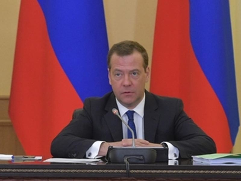 Премьер-министр РФ Дмитрий Медведев на следующий день после взрыва в петербургском метро прокомментировал действия террористов и заверил россиян в том, что власти будут вести борьбу с терроризмом "до конца"


