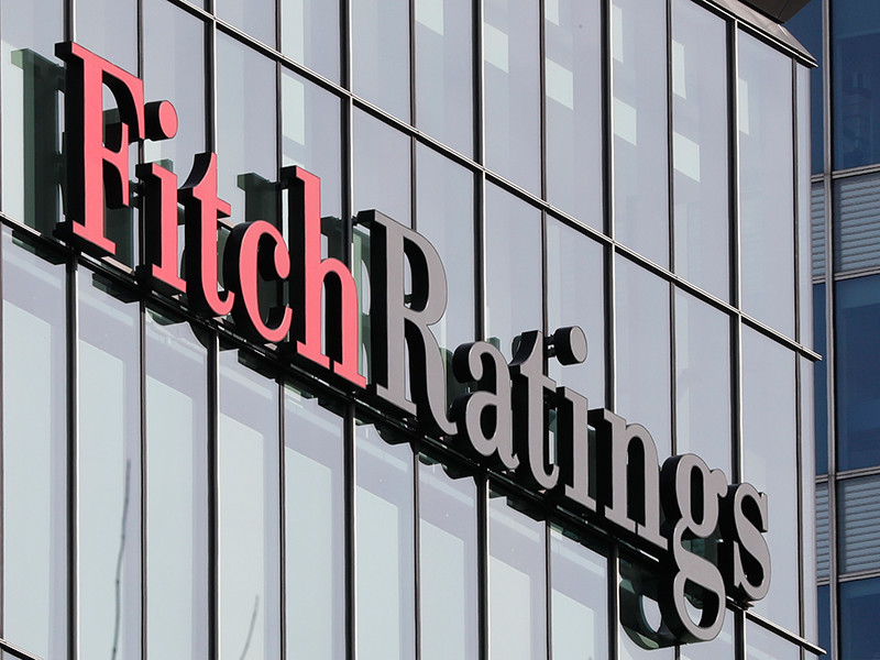 Fitch подтвердило кредитный рейтинг России на уровне чуть выше "мусорного"
