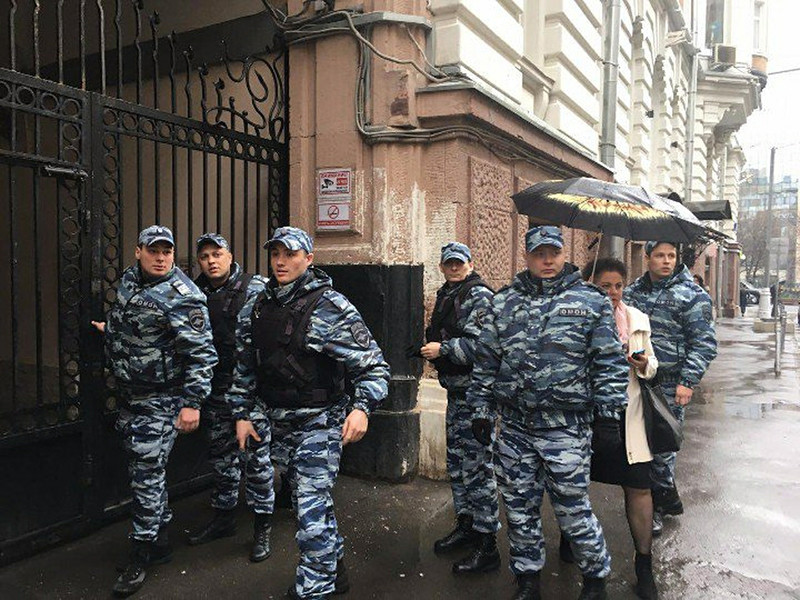 Сотрудники правоохранительных органов пришли с обыском в офис "Открытой России" в Москве